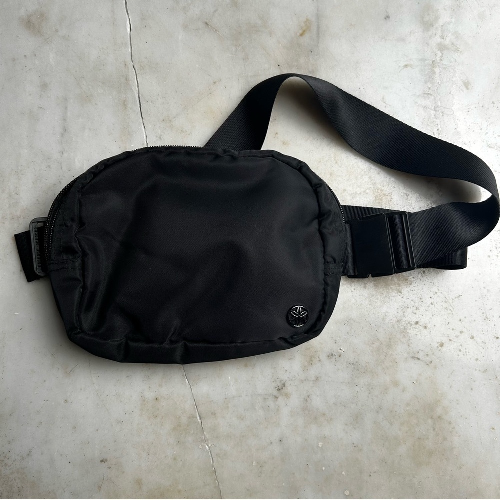 GAIAM Classic Black Belt Bag